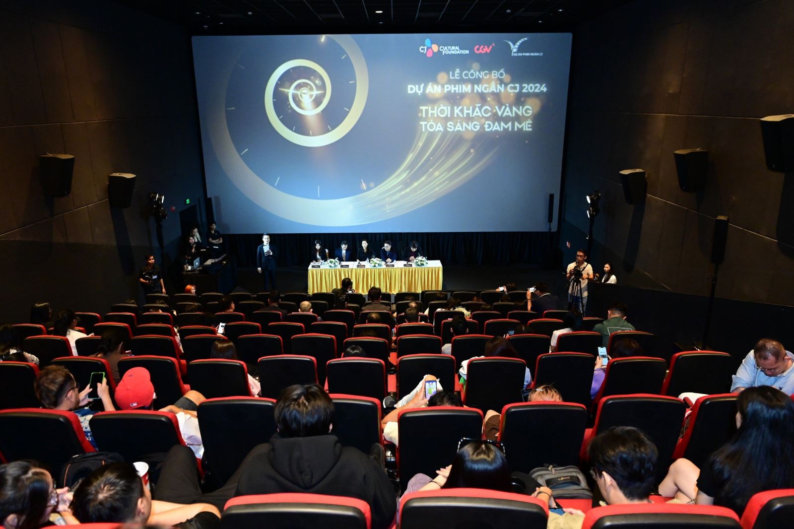 Ngày 8-5, tại CGV Sư Vạn Hạnh (TP.HCM), Lễ công bố Dự án phim ngắn CJ 2024 với chủ đề Thời khắc vàng – tỏa sáng đam mê đã diễn ra với sự tham gia của nhiều đạo diễn, nhà sản xuất điện ảnh và hàng trăm bạn trẻ yêu điện ảnh.