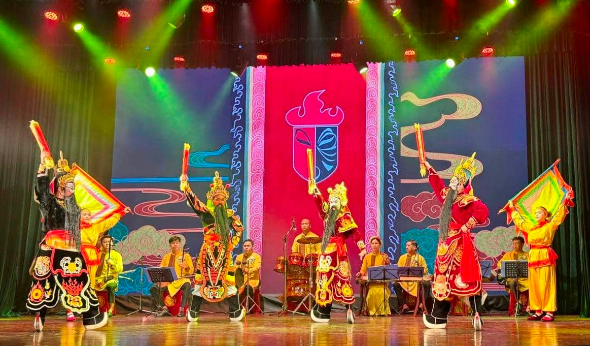 Sáng 10-5, tại Nhà hát Tuồng Nguyễn Hiển Dĩnh, Đà Nẵng, Cục Nghệ thuật biểu diễn (Bộ VHTTDL) đã khai mạc “Lớp tập huấn diễn viên, nhạc công loại hình nghệ thuật Tuồng truyền thống – năm 2024”. 