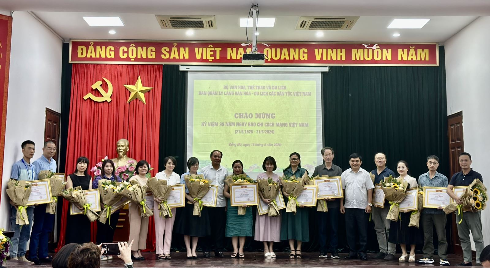Ban Quản lý Làng VH-DL các dân tộc Việt Nam gặp mặt báo chí nhân Ngày Báo chí 21-6