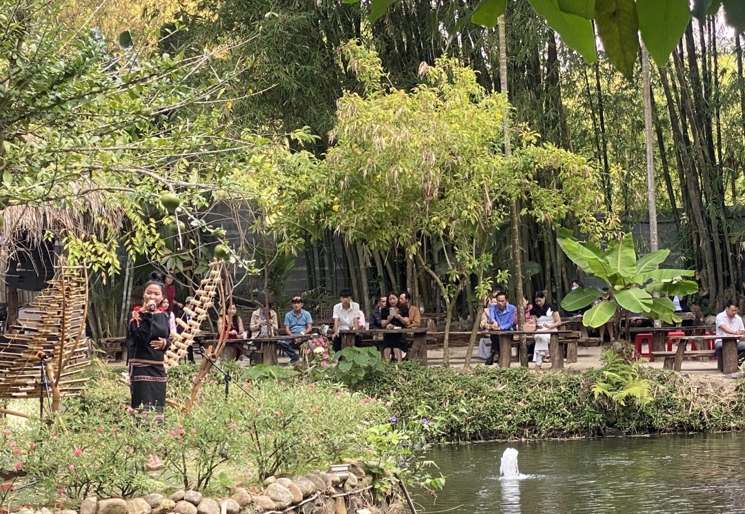 Từ “buôn văn hóa tiêu biểu” đến “buôn du lịch cộng đồng”: Tiềm năng, cơ hội và thách thức đặt ra cho Akŏ Dhông (Đắk Lắk)