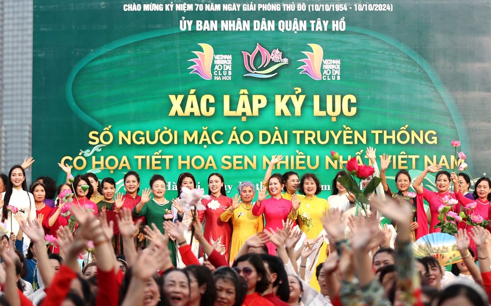 Xác lập kỷ lục “Số người mặc Áo dài họa tiết hoa sen nhiều nhất Việt Nam”