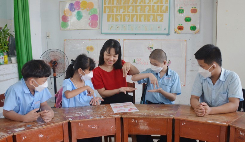 Vấn đề giáo dục ngôn ngữ - văn hóa cho người khiếm thính ở Việt Nam