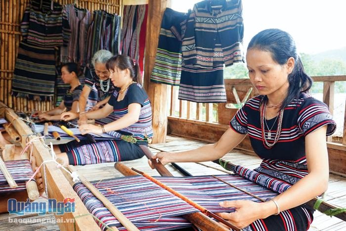 Du lịch cộng đồng (DLCĐ) đóng vai trò quan trọng trong phát triển đời sống sinh kế cũng như bảo tồn văn hóa và sinh thái của cộng đồng địa phương. Nghiên cứu này tập trung vào khám phá các tiềm năng cơ bản và đánh giá thực trạng của DLCĐ tỉnh Quảng Ngãi. Tác giả đã tiến hành thực địa và phỏng vấn sâu với 16 doanh nghiệp, cộng đồng, chính quyền địa phương và người dân địa phương. Kết quả cho thấy, du lịch nói chung và DLCĐ ở địa phương nói riêng còn rất sơ khởi và chưa thật sự phát triển dù có tiềm năng và bản sắc đặc sắc. Do đó, nghiên cứu này đề xuất một số giải pháp cho phát triển mô hình DLCĐ cho địa phương.