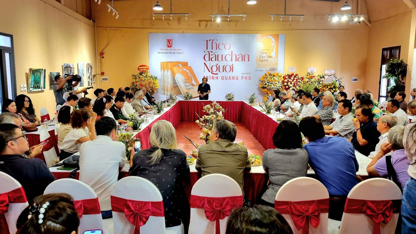 Ra mắt tập truyện ký “Theo dấu chân Người”