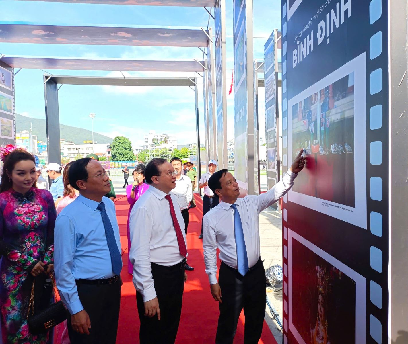 Hơn 300 bức ảnh được trưng bày tại chương trình “Du lịch Việt Nam qua không gian ảnh”