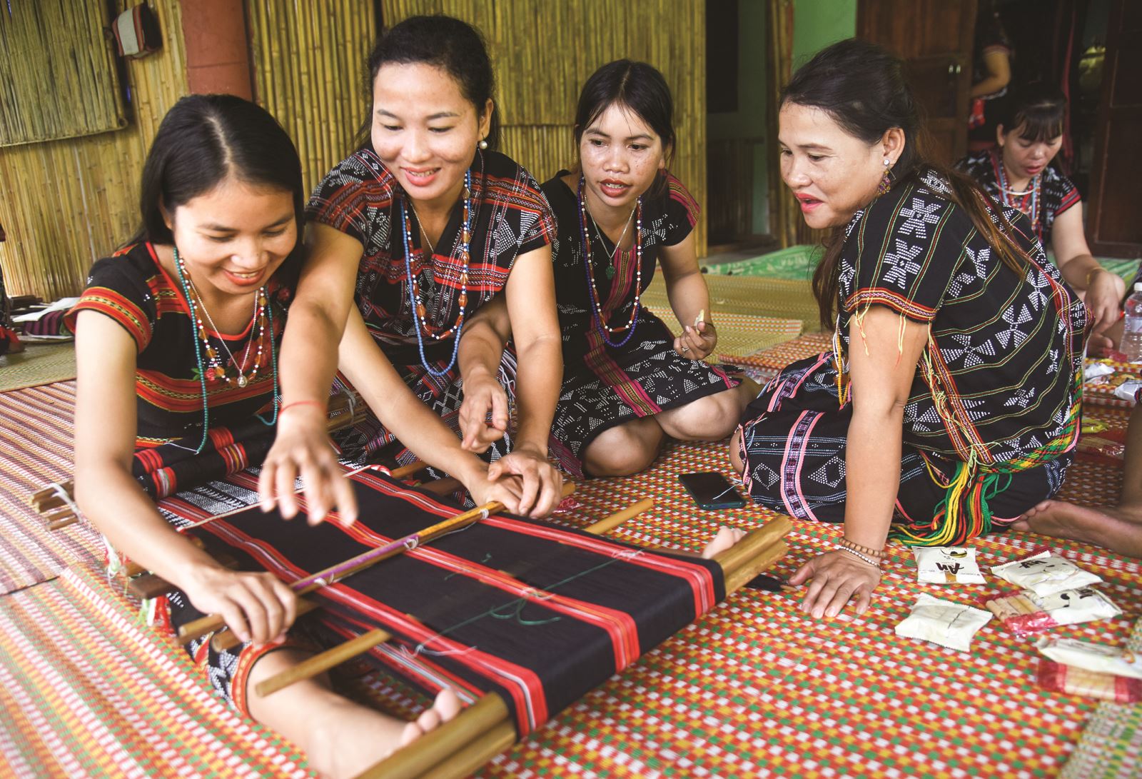 Ngày 12 /8/2014, trong phiên họp Hội đồng Di sản Quốc gia lần thứ 7 đã công nhận 2 di sản văn hóa của dân tộc Cơ Tu là Di sản văn hóa phi vật thể cấp Quốc gia, đó là Nghề dệt thổ cẩm, Vũ điệu Tân tung Da dá. Đến tháng Tám năm nay đánh dấu 10 năm hai di sản quan trọng này được vinh danh. Trong suốt thời gian qua, chính quyền địa phương, cơ quan chức năng và cộng đồng đã có nhiều hoạt động nhằm bảo tồn và phát huy di sản, tích cực khai thác tiềm năng nhân văn trong cộng đồng dân tộc Cơ Tu.