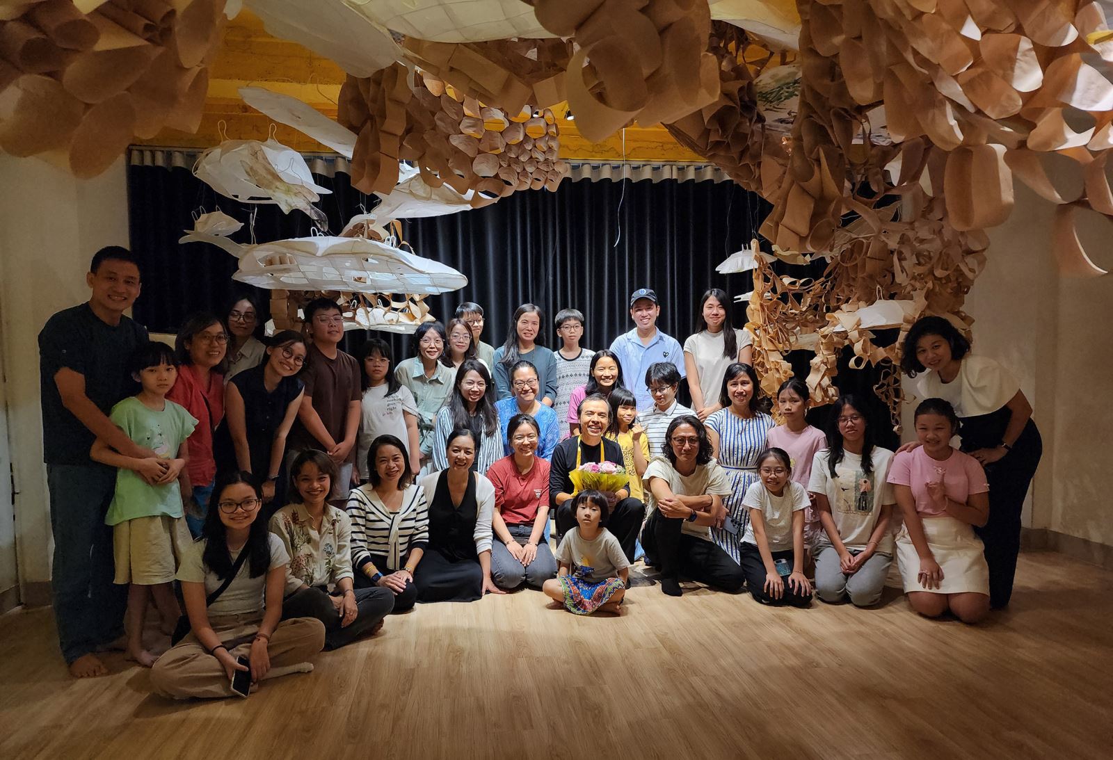 Nghệ sĩ Hoàng Tùng dành tiền bán vé mini show kịch câm để quyên góp, ủng hộ các em học sinh tỉnh Cao Bằng