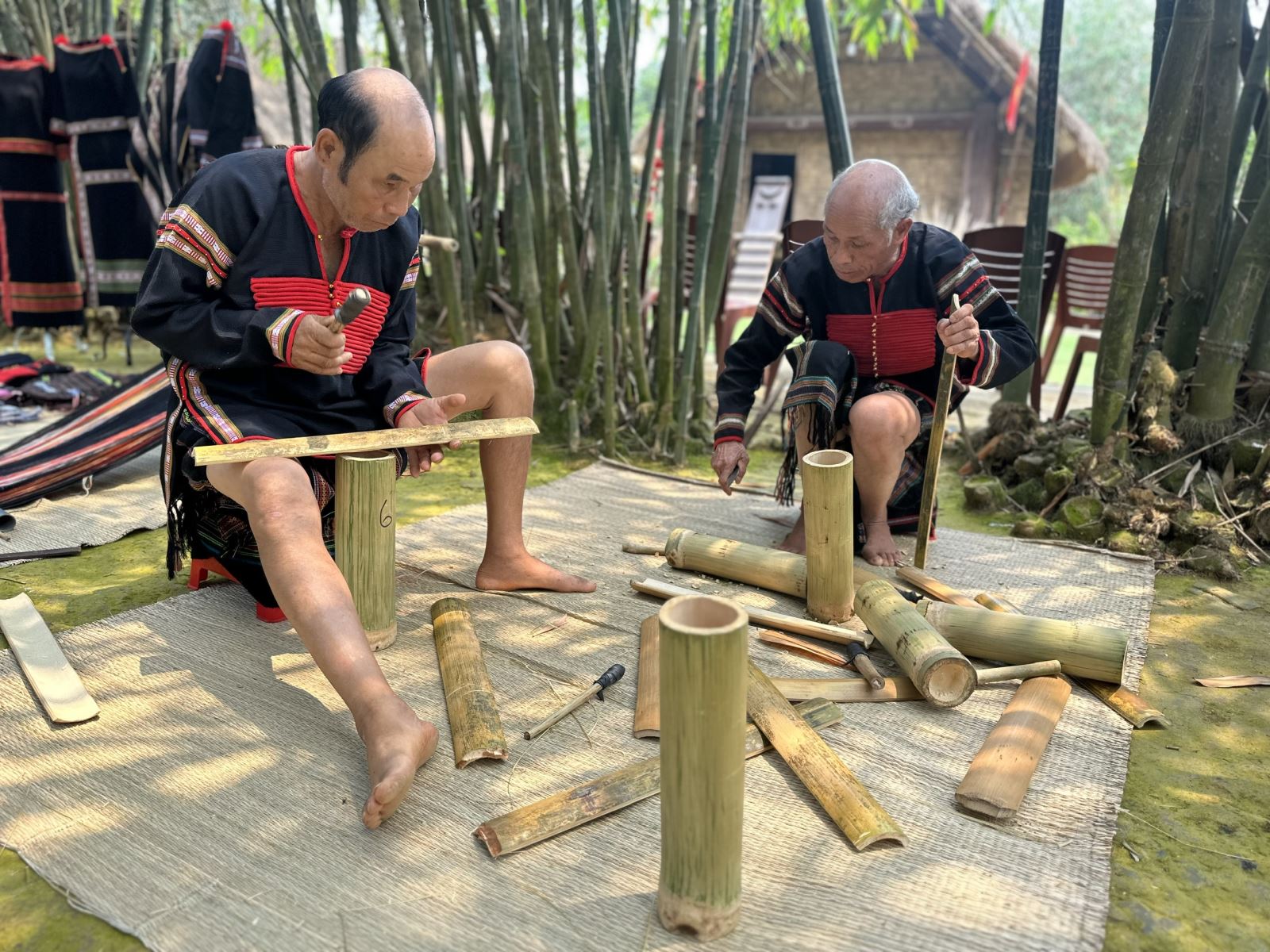 Đàn ching kram, hay còn gọi là chiêng tre, không chỉ là một nhạc cụ truyền thống, mà còn là tiếng lòng, biểu tượng văn hóa và tâm hồn của người Ê Đê nói riêng và các dân tộc thiểu số Tây Nguyên nói chung. Đối với nghệ nhân Ê Đê, việc chơi đàn ching kram không chỉ đơn thuần là biểu diễn âm nhạc mà còn là cách họ kết nối với bản sắc dân tộc, thiên nhiên, và những giá trị văn hóa truyền đời.