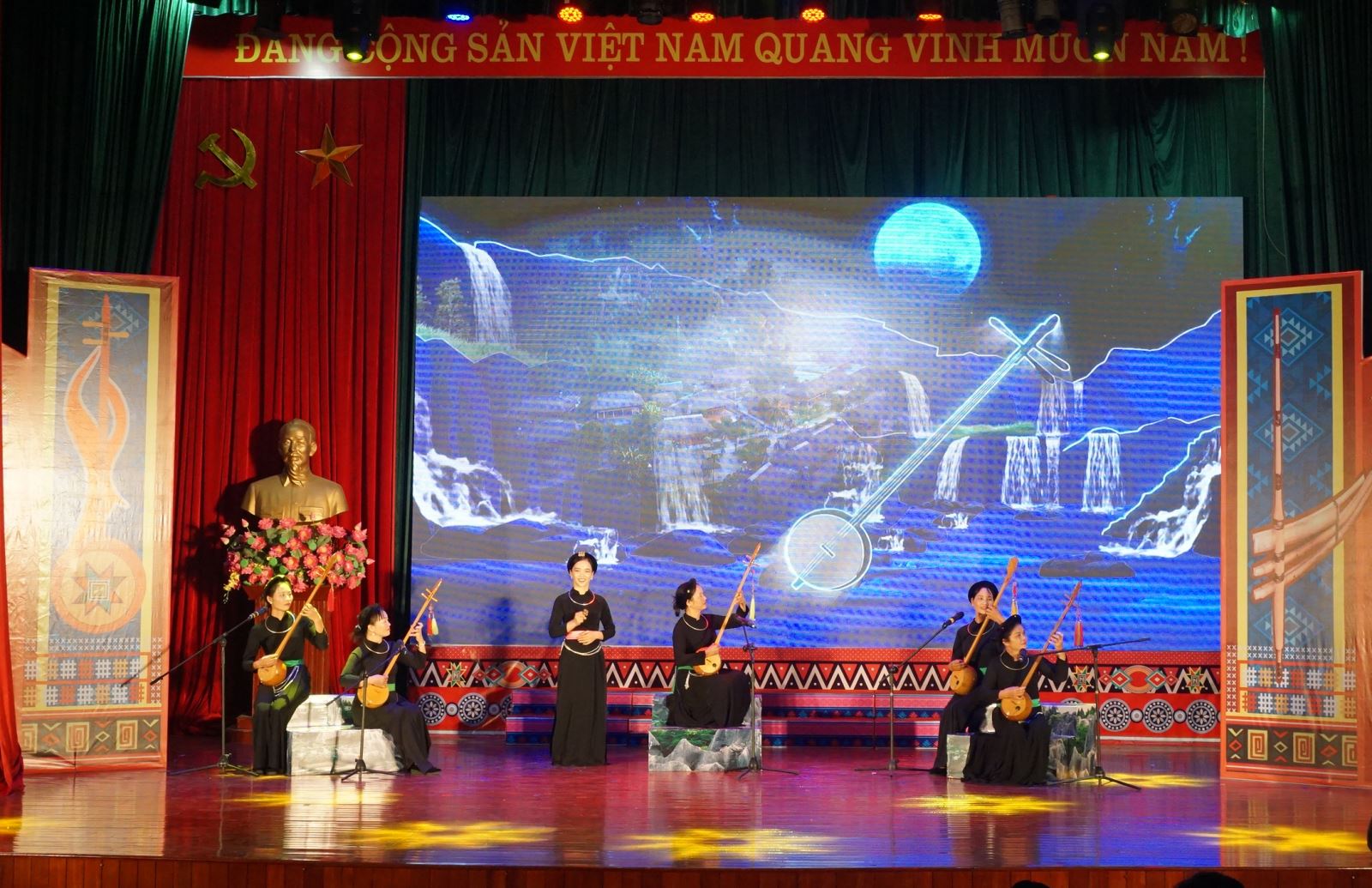 Đặc sắc Liên hoan văn nghệ quần chúng và trình diễn trang phục các dân tộc vùng Đông Bắc
