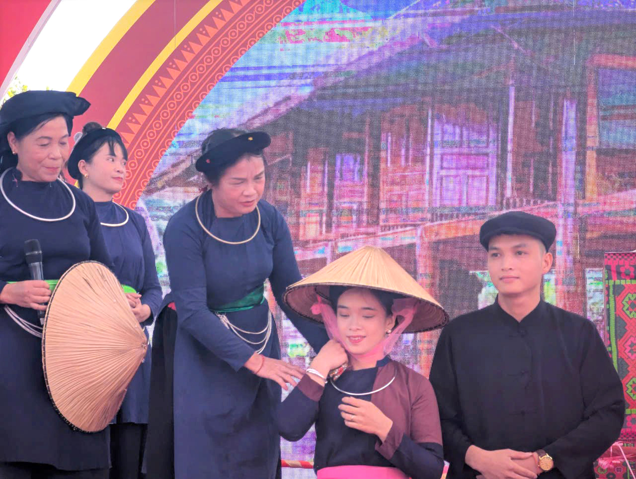 Vài nét về nghi lễ đón dâu của dân tộc Tày, tỉnh Tuyên Quang
