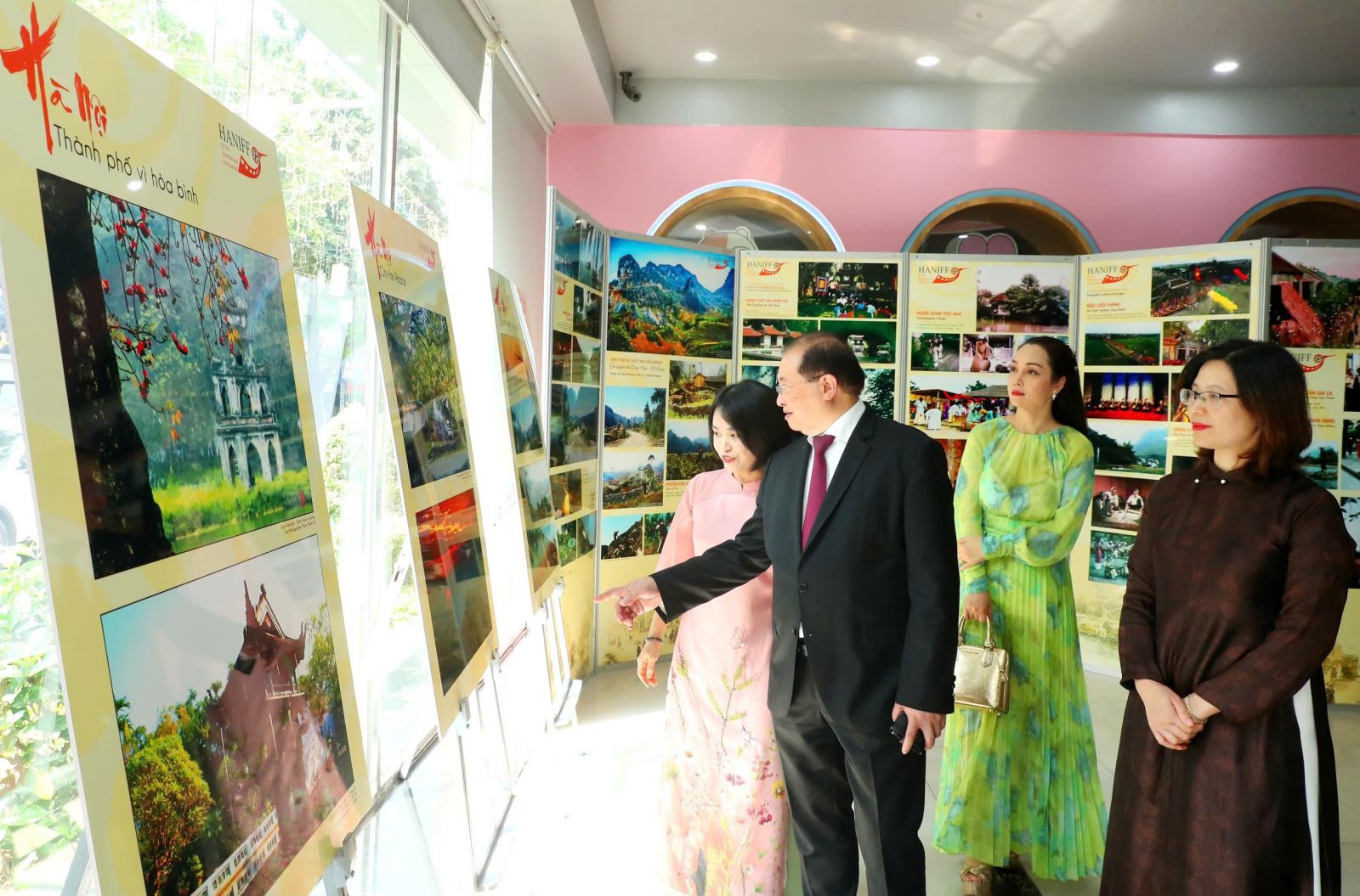 Triển lãm “Các di sản của Việt Nam được UNESCO công nhận - Trải nghiệm qua các thước phim điện ảnh” 