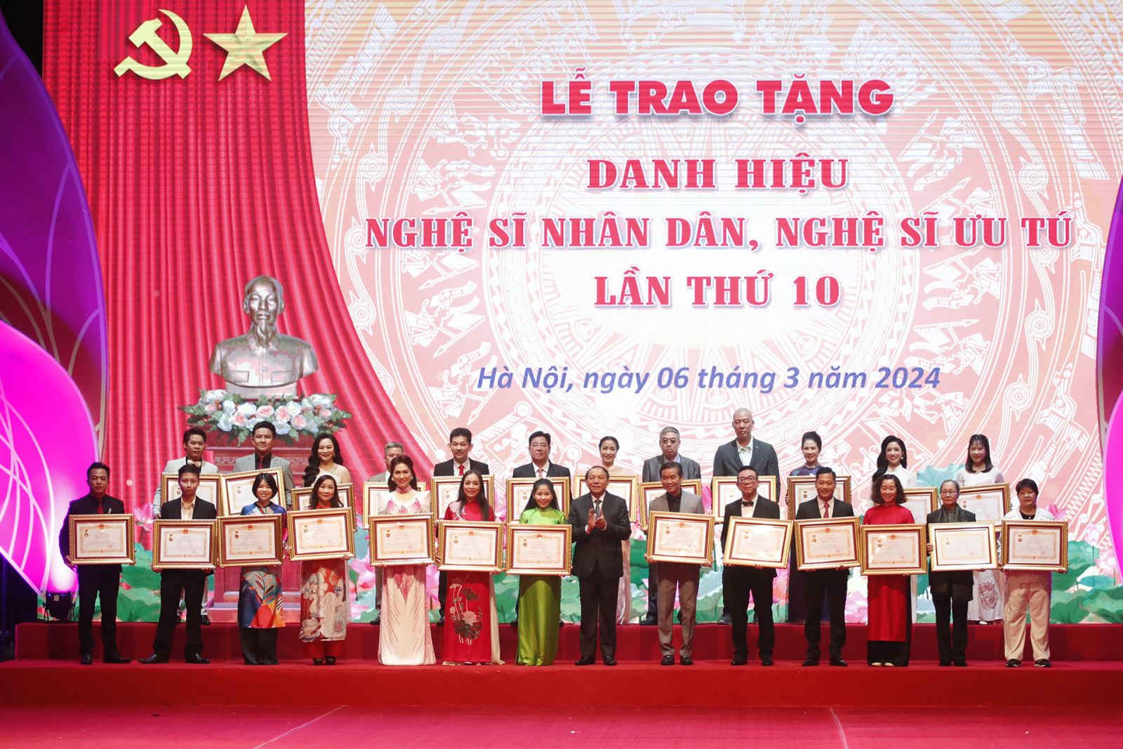 Người làm nghệ thuật “vươn mình” để xứng với danh hiệu