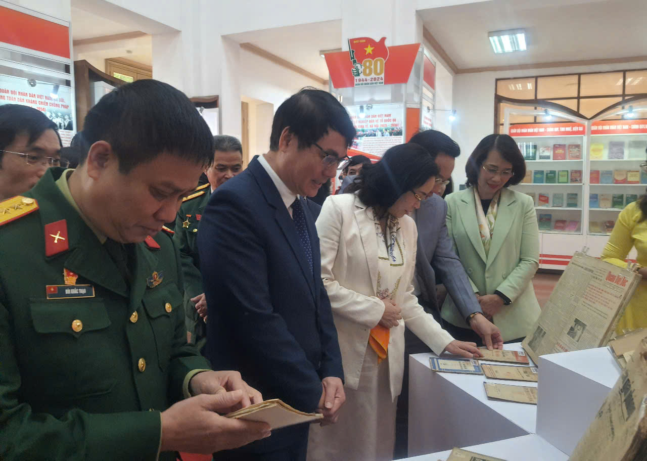 800 tư liệu được trưng bày tại Triển lãm tư liệu “Quân đội anh hùng, Quốc phòng vững mạnh”