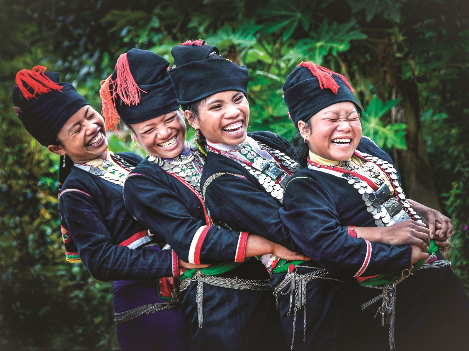 “Sắc màu các dân tộc Việt Nam"