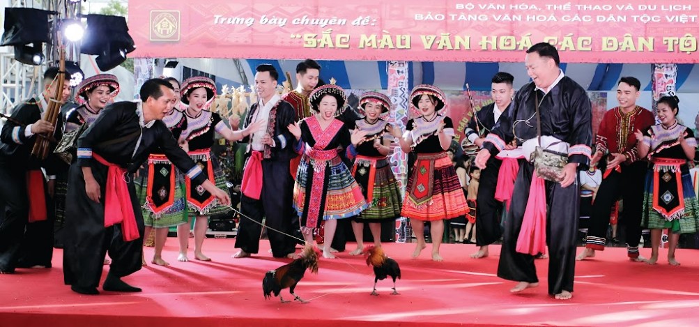 Lễ cúng mừng năm mới của người Mông Nghệ An