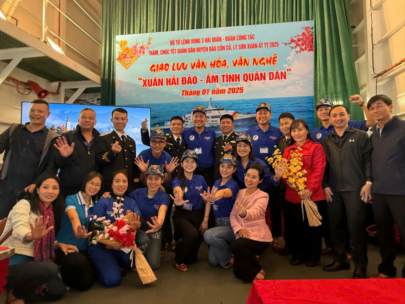 Tình xuân ấm áp nơi đảo xa