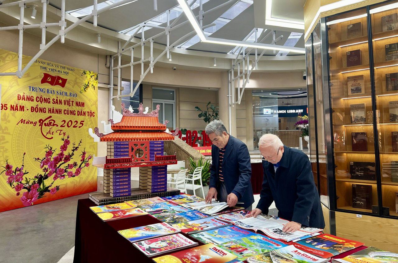 Thư viện Hà Nội trưng bày sách, báo “Đảng Cộng sản Việt Nam - 95 năm đồng hành cùng dân tộc”