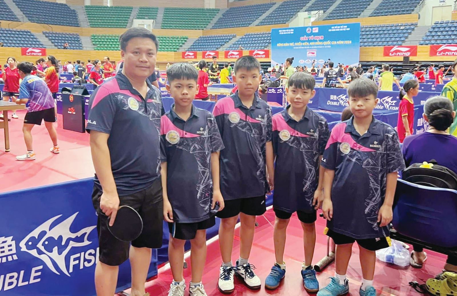 Bác sĩ Nguyễn Phú Hải (43 tuổi, ở TDP 2, phường Đồng Phú, TP Đồng Hới – Quảng Bình) không chỉ giỏi chuyên môn mà còn đam mê bóng bàn. Với tinh thần xã hội hóa, anh đã kết nối để tổ chức các giải đấu bóng bàn dài ngày diễn ra chuyên nghiệp, khoa học và ươm mầm được những (VĐV) xuất sắc.