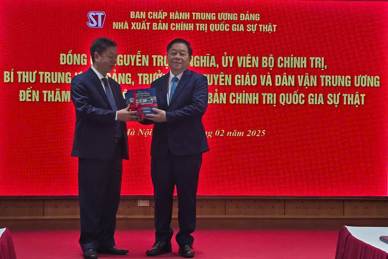 Trưởng Ban Tuyên giáo và Dân vận Trung ương Nguyễn Trọng Nghĩa thăm và làm việc với Nxb Chính trị quốc gia Sự thật