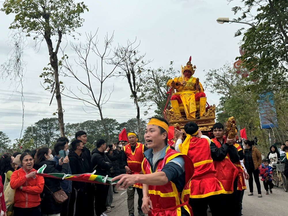 Lễ hội “rước vua giả” đền Sái (Đông Anh) thu hút đông đảo người dân, du khách