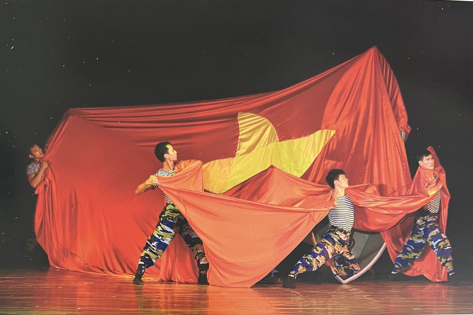 Phát huy vai trò của văn nghệ sĩ trong công tác bảo vệ nền tảng tư tưởng của Đảng giai đoạn hiện nay