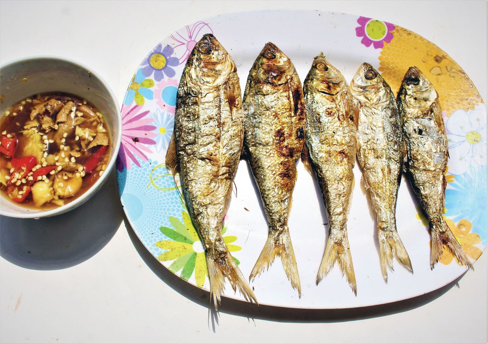 Về sông Cu Đê ăn cá mòi nướng