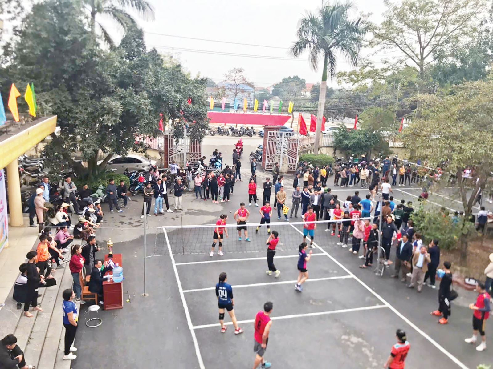 Những ngày đầu năm mới Ất Tỵ - 2025, trên toàn huyện Lập Thạch (Vĩnh Phúc), nhiều hoạt
động thể thao lành mạnh, bổ ích diễn ra sôi nổi. Các trò chơi, lễ hội truyền thống, giải thể
thao được tổ chức, tạo điều kiện cho người dân, du khách gần xa có dịp gặp gỡ, thắt chặt
tình đoàn kết và giao lưu, thi đấu... góp phần thúc đẩy sự phát triển các môn thể thao hiện
đại, đồng thời gìn giữ và phát huy các môn thể thao truyền thống.
