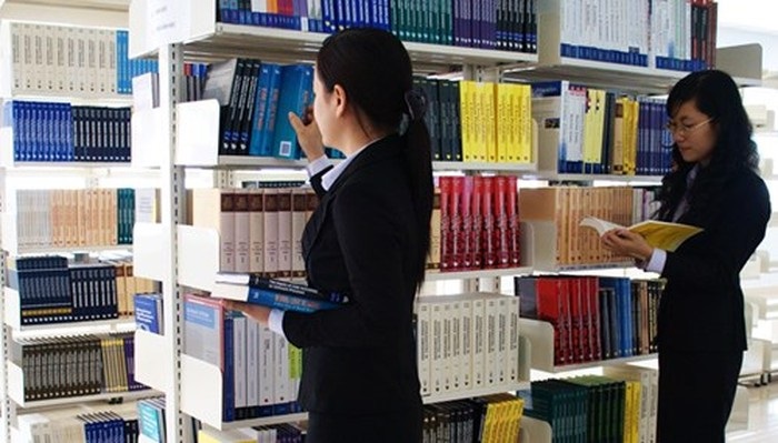 Tóm tắt: Trong kỷ nguyên số, marketing thư viện đóng vai trò quan trọng trong việc nâng cao nhận thức,
quảng bá dịch vụ và tối ưu hóa trải nghiệm người dùng. Bài viết phân tích các xu hướng marketing thư viện
hiện đại, bao gồm marketing qua mạng xã hội, cá nhân hóa dịch vụ dựa trên AI, tối ưu hóa nội dung số và
ứng dụng công nghệ thực tế ảo. Đồng thời, bài viết đề xuất các chiến lược marketing hiệu quả như xây dựng
thương hiệu thư viện, cải thiện trải nghiệm người dùng, phát triển quan hệ công chúng và triển khai quảng
bá đa kênh. Tuy nhiên, thư viện vẫn phải đối mặt với nhiều thách thức, bao gồm hạn chế về tài chính, thiếu
chuyên môn marketing, tốc độ phát triển công nghệ nhanh chóng và vấn đề bảo mật dữ liệu người dùng. Để
vượt qua những rào cản này, thư viện cần có chiến lược phù hợp với nguồn lực hiện có, đầu tư đào tạo nhân
sự và tận dụng công nghệ một cách hợp lý. Marketing thư viện không chỉ giúp thu hút và giữ chân người
dùng mà còn khẳng định vai trò của thư viện trong hệ sinh thái tri thức và giáo dục hiện đại.
