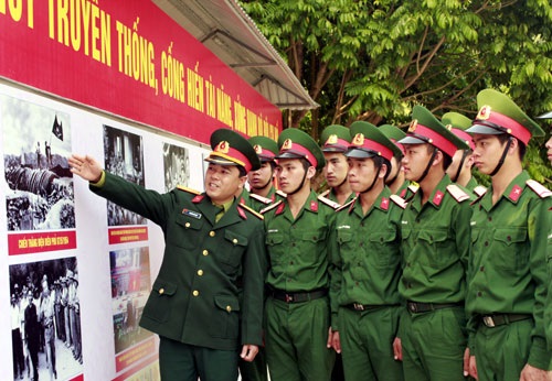 Vận dụng quan điểm của Đảng về bảo vệ nền tảng tư tưởng trên lĩnh vực văn hóa ở nhà trường quân đội hiện nay
