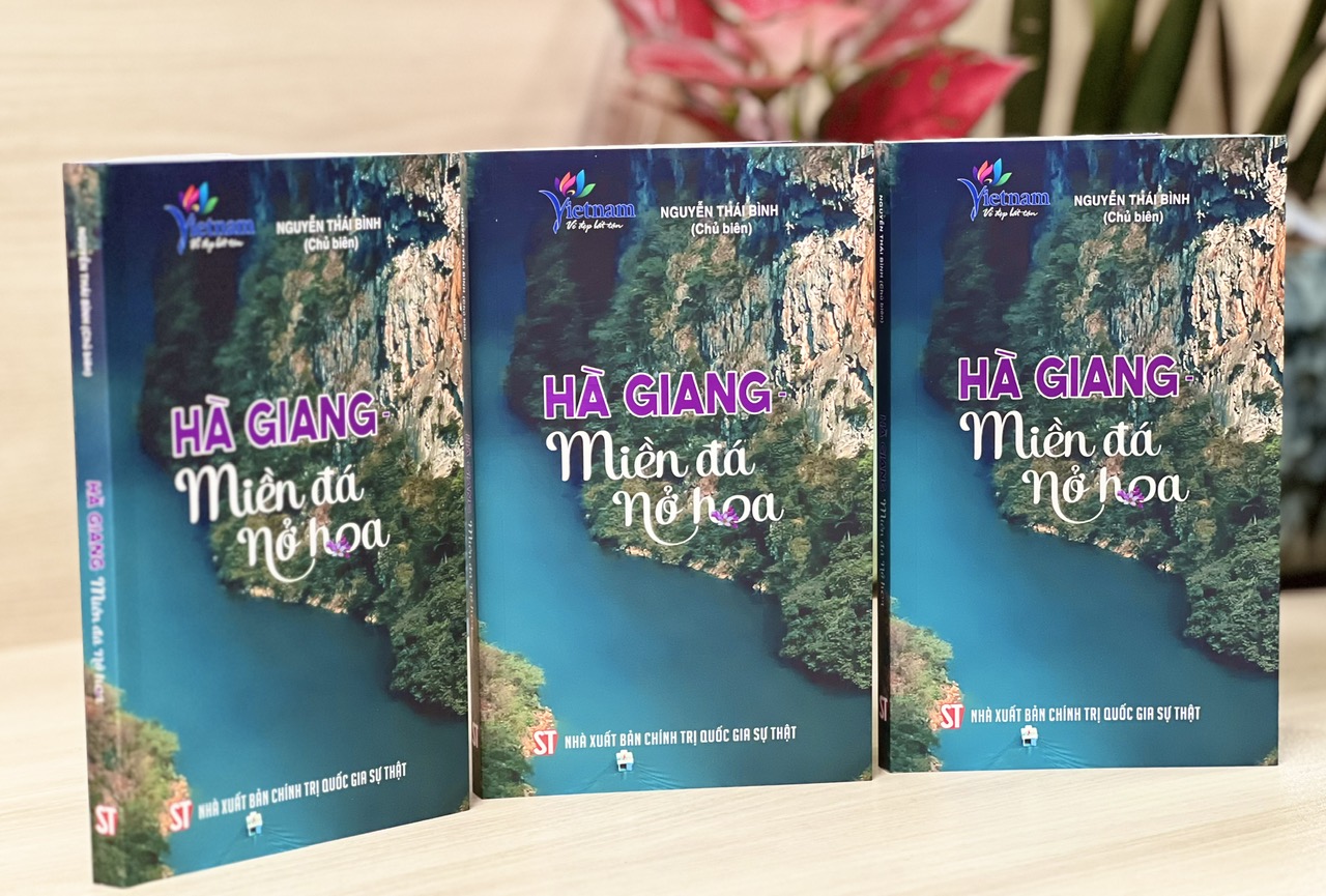 Hà Giang là mảnh đất địa đầu Tổ quốc, nơi thiên nhiên hùng vĩ hòa quyện cùng bản sắc văn hóa đa dạng. Nơi đây luôn để lại những dấu ấn sâu đậm trong lòng mỗi du khách ghé thăm. Giữa bạt ngàn đá xám, Hà Giang không chỉ đơn thuần là một vùng đất với cảnh sắc ngoạn mục mà còn là nơi dung dưỡng những giá trị văn hóa, lịch sử và con người đậm tình, đậm nghĩa. Đó là nơi mà dù sương lạnh phủ trắng lối đi, lòng người vẫn ấm nồng như bếp lửa trong mỗi nếp nhà trình tường nơi sườn núi.