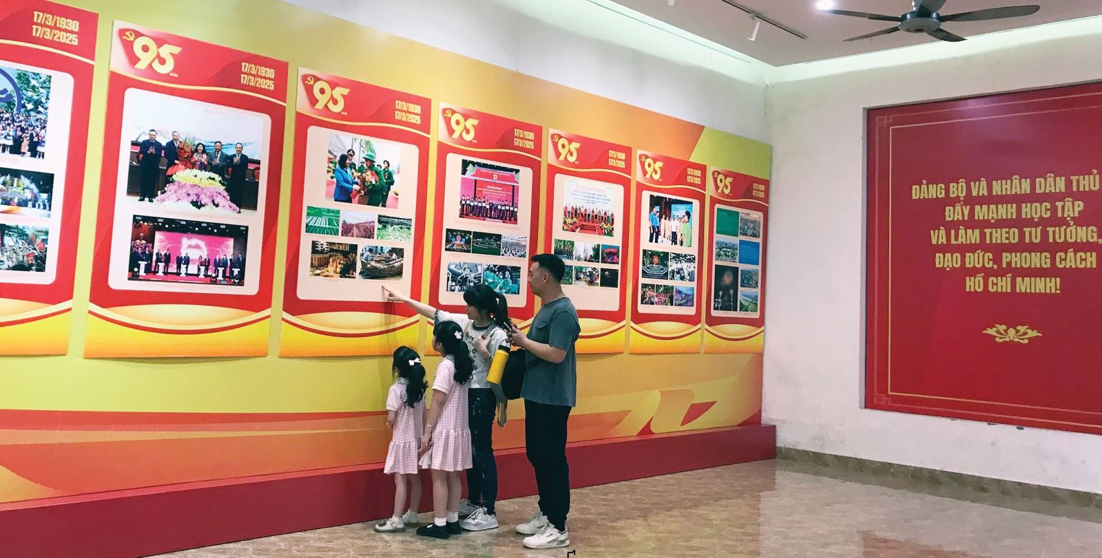 Hà Nội:  Triển lãm "95 năm ánh sáng soi đường"