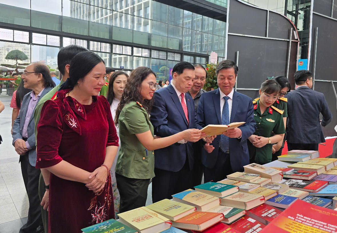 Khai mạc Ngày Sách và Văn hóa đọc Việt Nam và phát động phong trào đọc sách trong CAND