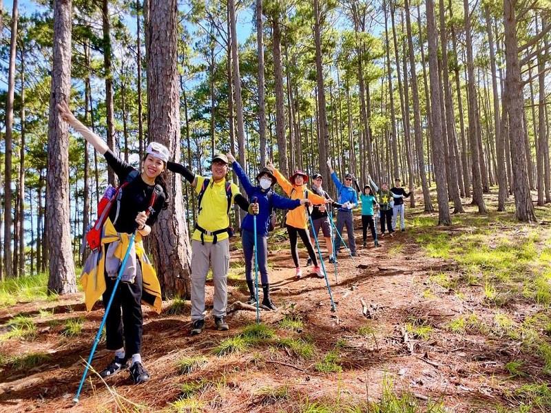 Tóm tắt: Lâm Đồng là một tỉnh nằm ở phía Nam của khu vực Tây Nguyên mang đặc trưng về điều kiện tự nhiên cũng như văn hóa của Tây Nguyên, là vùng đất nhiều dân tộc anh em cùng sinh sống, đa dạng về phong tục tập quán. Vườn quốc gia Bidoup - Núi Bà có tiềm năng lớn về du lịch. Các yếu tố địa hình, khí hậu, thủy văn, hệ sinh thái rừng bao gồm các giá trị về cảnh quan và đa dạng sinh học, văn hóa bản địa là tài nguyên du lịch đặc biệt của Vườn quốc gia Bidoup - Núi Bà. Bài viết nêu tác động của biến đổi khí hậu, đồng thời đánh giá thực trạng phát triển du lịch mạo hiểm của Vườn quốc gia Bidoup - Núi Bà. 