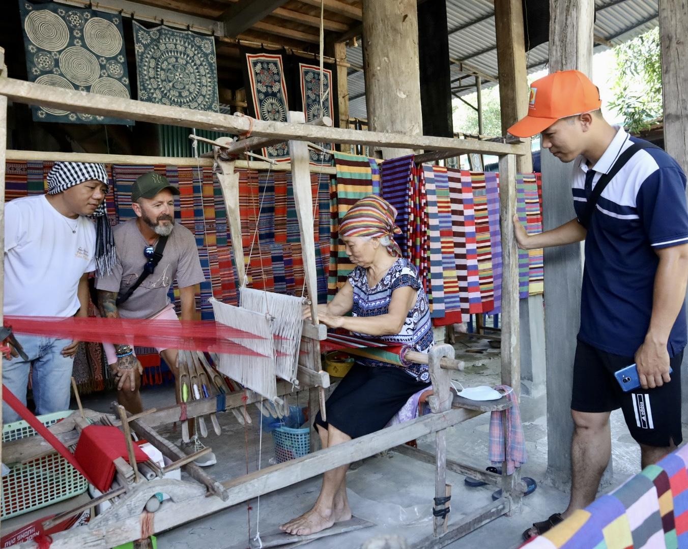 Tóm tắt: Du lịch cộng đồng là loại hình du lịch có sự tham gia của cộng đồng dân cư địa phương vào chuỗi cung ứng và quản lý. Mô hình này hình thành, phát triển dựa trên tiềm năng về giá trị văn hóa vốn có và được khai thác, tổ chức bởi những người dân địa phương. Bài viết đi vào nhận diện nguồn lực phát triển du lịch cộng đồng, phân tích thực trạng hoạt động du lịch cộng đồng gắn với giữ gìn bản sắc văn hóa tộc người ở huyện Mai Châu, tỉnh Hòa Bình, từ đó đưa ra một số giải pháp nâng cao hiệu quả hoạt động của du lịch cộng đồng ở đây trong thời gian tới.