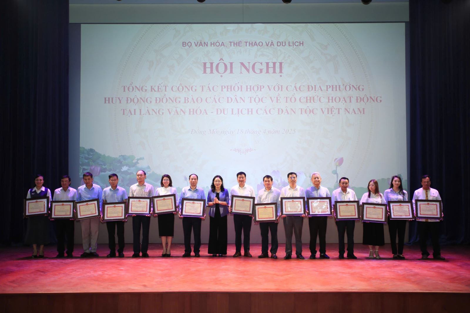 Thứ trưởng Trịnh Thị Thủy: với sự phối hợp nhịp nhàng giữa Bộ VHTTDL, các địa phương và cộng đồng các dân tộc sẽ bảo tồn, phát huy văn hóa thật sự hiệu quả, bên vững