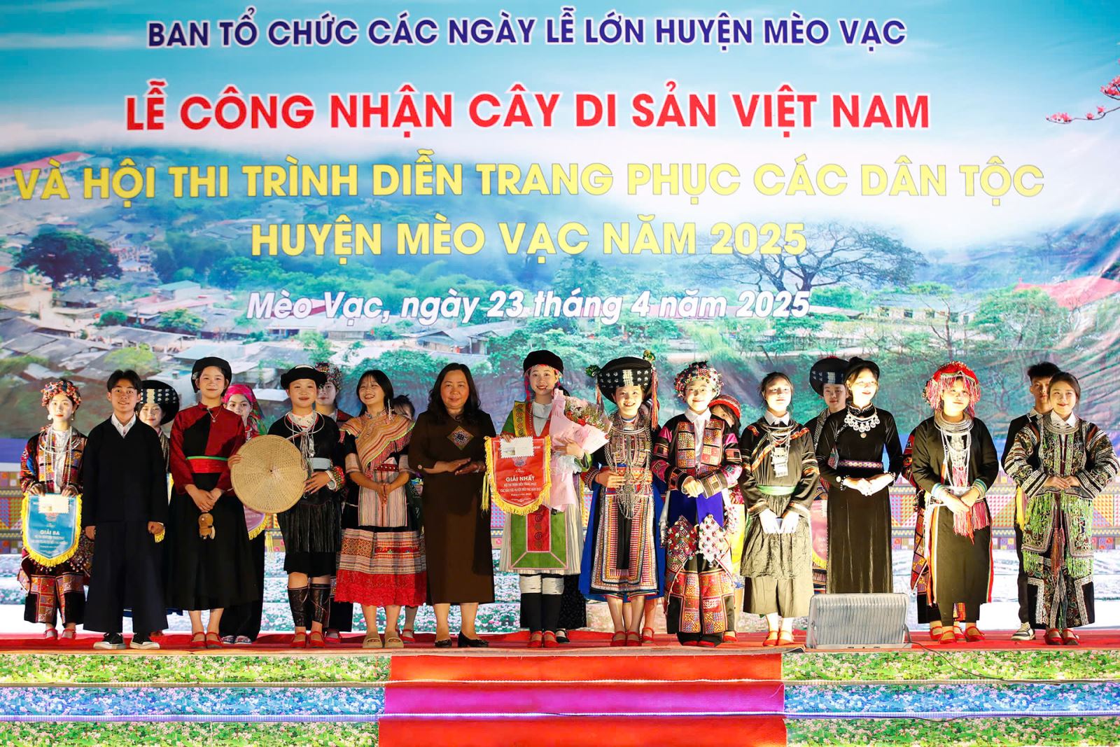 Rực rỡ sắc màu trang phục các dân tộc huyện Mèo Vạc