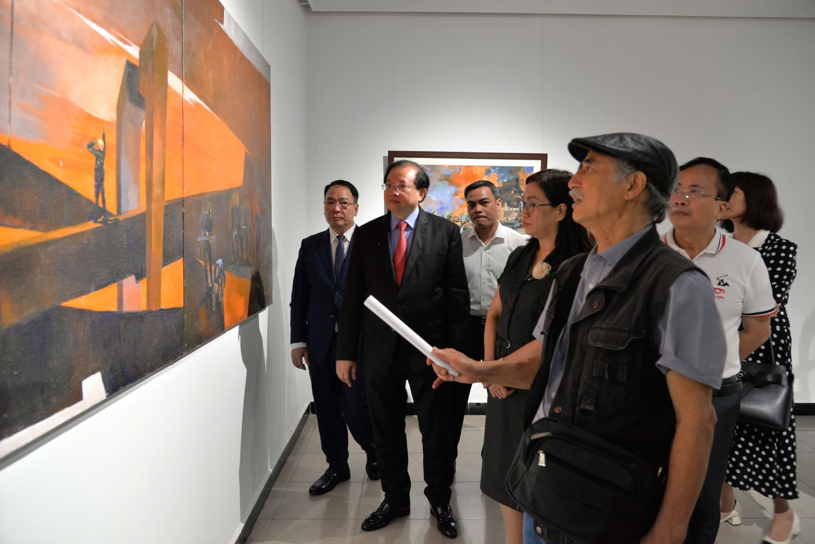 Năm 2025, đất nước kỷ niệm tròn 50 năm thống nhất – một cột mốc lịch sử không chỉ đáng nhớ trong tiến trình dựng xây và bảo vệ Tổ quốc, mà còn là dịp đặc biệt để nhìn lại chặng đường nửa thế kỷ của văn học, nghệ thuật Việt Nam: một dòng chảy bền bỉ, sâu lắng, gắn bó máu thịt với từng bước chuyển mình của dân tộc.