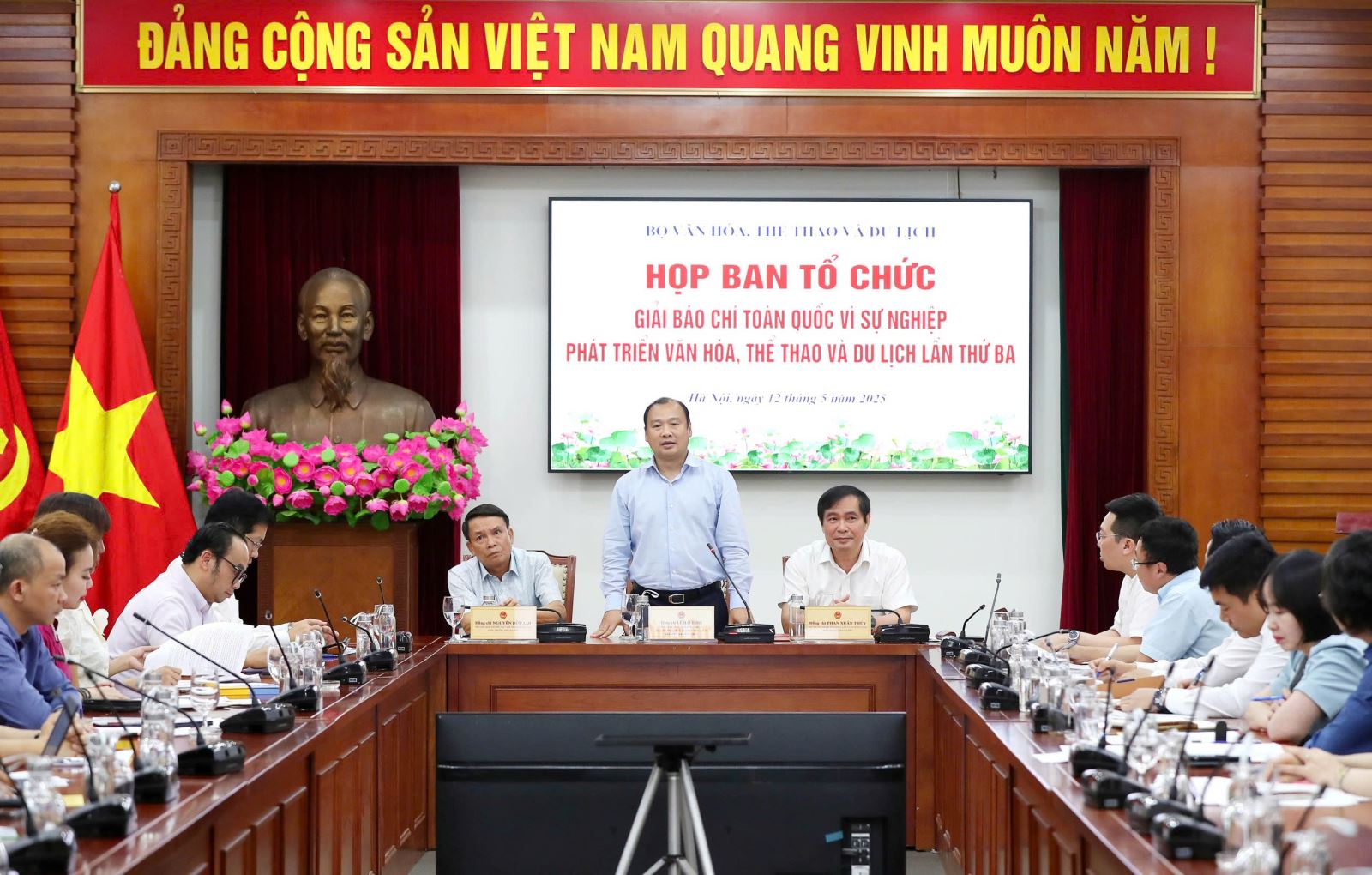 Chiều 12-5, tại trụ sở Bộ VHTTDL, đã diễn ra cuộc họp của Ban Tổ chức Giải Báo chí toàn quốc "Vì sự nghiệp phát triển Văn hóa, Thể thao và Du lịch" lần thứ Ba. Ủy viên dự khuyết Trung ương Đảng, Thứ trưởng Thường trực Bộ VHTTDL Lê Hải Bình, Trưởng Ban Tổ chức Giải Báo chí toàn quốc "Vì sự nghiệp phát triển Văn hóa, Thể thao và Du lịch" lần thứ Ba chủ trì phiên họp.  