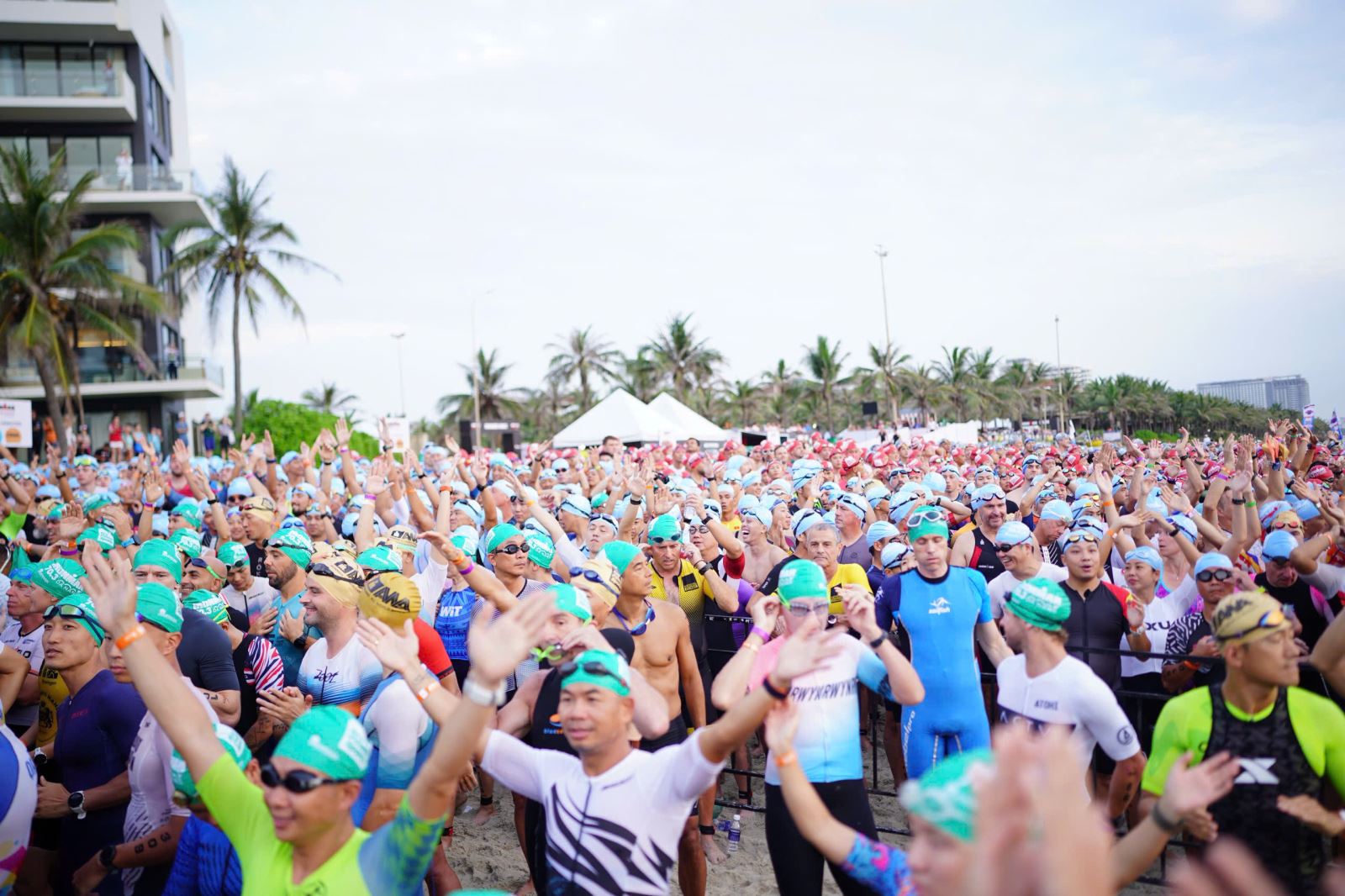 Cuộc thi IRONMAN 70.3 Đà Nẵng 2025 diễn ra từ ngày 9 đến 11-5 tại bãi biển Sơn Thủy (quận Ngũ Hành Sơn), thu hút gần 3.500 vận động viên đến từ 70 quốc gia và vùng lãnh thổ tham dự, giữ vững vị thế là giải đấu lớn nhất Đông Nam Á.