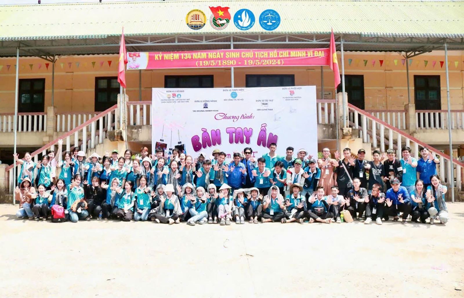 Tình cờ chúng tôi gặp Sơn khi anh cùng tốp thợ đang cắt tóc miễn phí trên vỉa hè, ở đầu đường Đội
Cung giao nhau với đường Lê Lợi (thành phố Huế). Lân la làm quen rồi hỏi chuyện, tôi thán phục việc
làm thầm lặng của Sơn vì anh đã có đóng góp tích cực cho cộng đồng, xã hội trong nhiều năm qua.