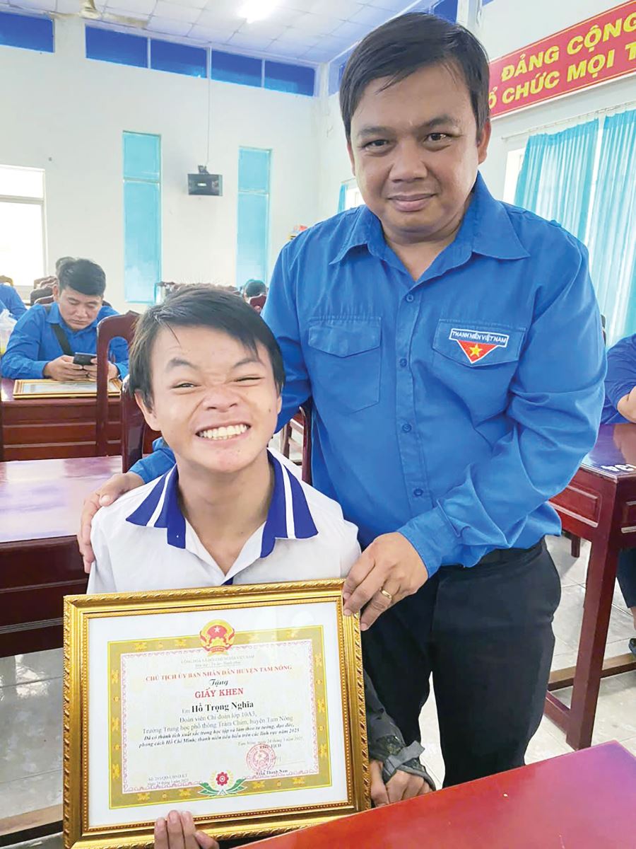 Dù sinh ra trong một gia đình nghèo, lại mang chứng bệnh bại não bẩm sinh từ nhỏ, đi đứng
khó khăn… nhưng Hồ Trọng Nghĩa luôn có tinh thần vượt lên chính mình, học giỏi nhiều năm
liền. Không phải ngẫu nhiên, tại buổi họp mặt kỷ niệm kỷ niệm 94 năm ngày thành lập Đoàn
TNCS Hồ Chí Minh (26/3/1931 - 26/3/2025), Hồ Trọng Nghĩa là một trong những tấm gương
tiêu biểu trong học tập và làm theo tư tưởng, đạo đức, phong cách Hồ Chí Minh năm 2025,
được Chủ tịch UBND huyện Tam Nông (Đồng Tháp) biểu dương, khen thưởng.
