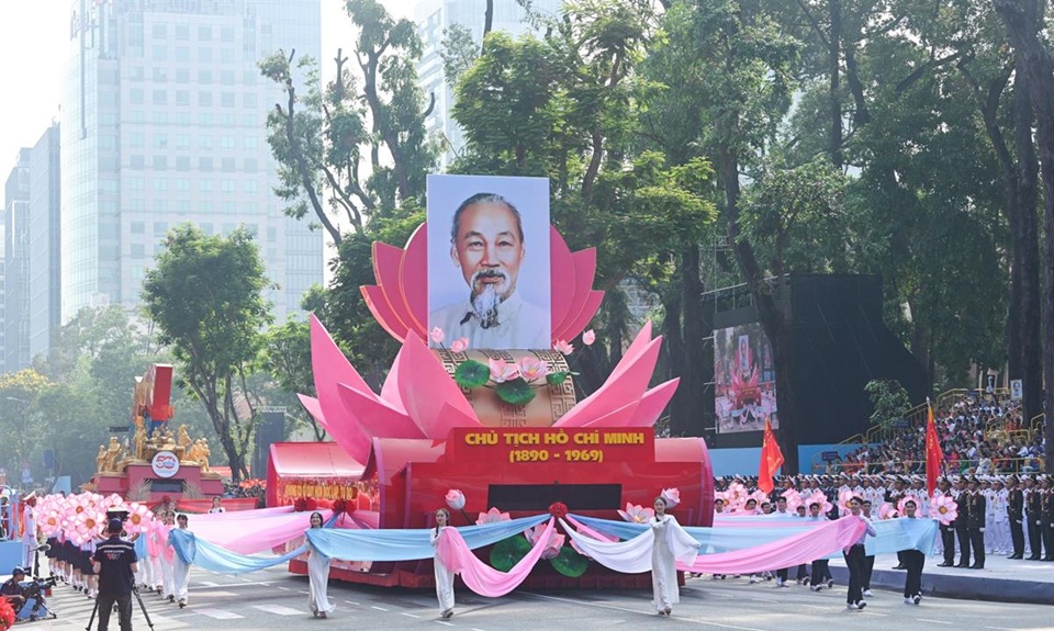 Bác vẫn cùng chúng cháu hành quân