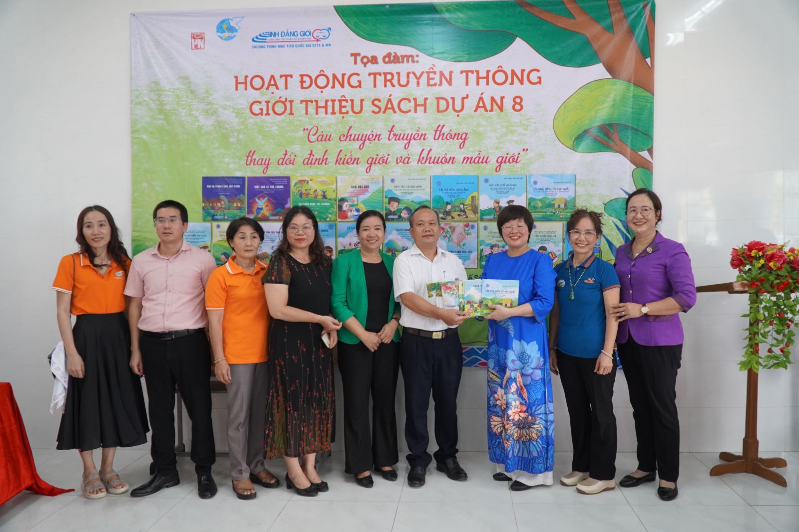 Đưa sách đến với đồng bào dân tộc thiểu số