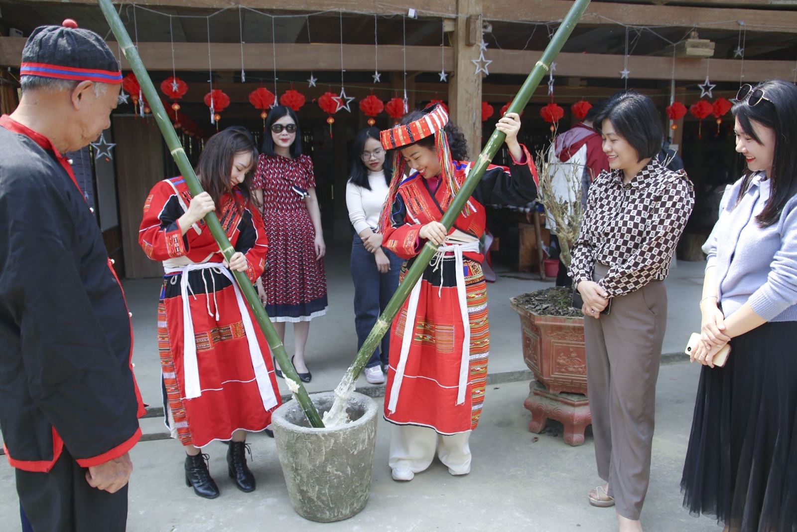 Bảo tồn văn hóa truyền thống của người Pà Thẻn (Nghiên cứu ở xã Linh Phú, huyện Chiêm Hóa, tỉnh Tuyên Quang)