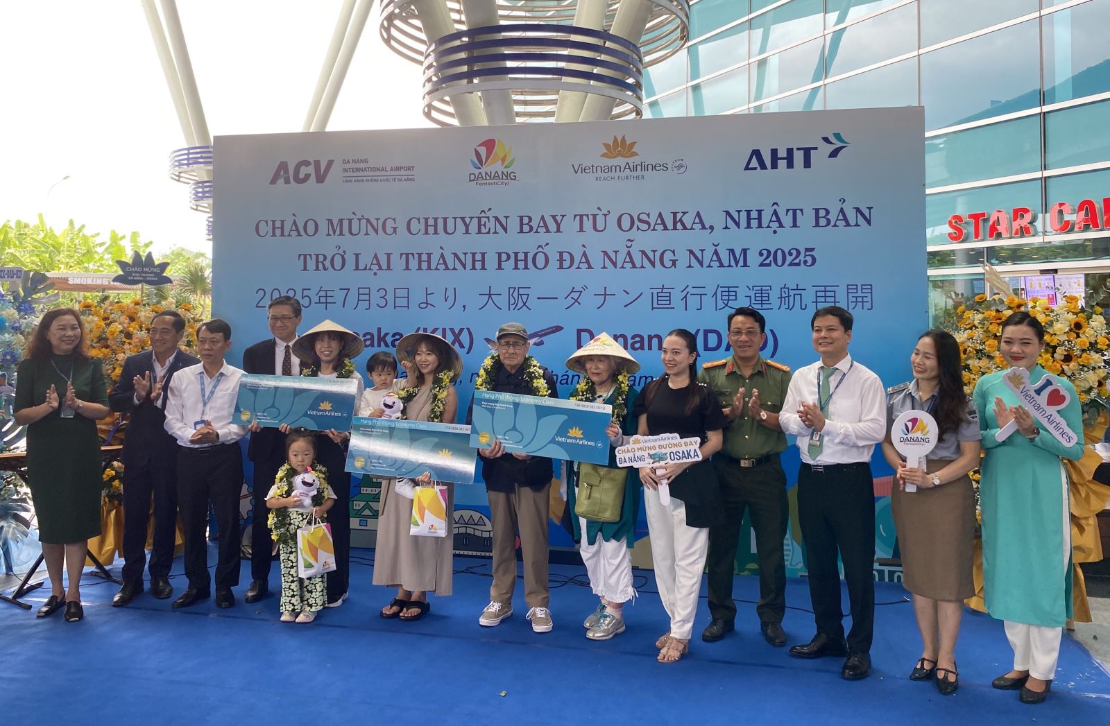 Ngày 3-7-2025, chuyến bay mang số hiệu VN337 của Hãng hàng không Quốc gia Việt Nam (Vietnam Airlines), khởi hành từ thành phố Osaka (Nhật Bản), đã hạ cánh tại Sân bay Quốc tế Đà Nẵng. Đây là chuyến bay thẳng đầu tiên kết nối trở lại giữa Osaka - Đà Nẵng sau thời gian tạm dừng, thể hiện nỗ lực không ngừng trong việc khôi phục và mở rộng mạng lưới hàng không kết nối giữa Đà Nẵng và các thành phố lớn của Nhật Bản.