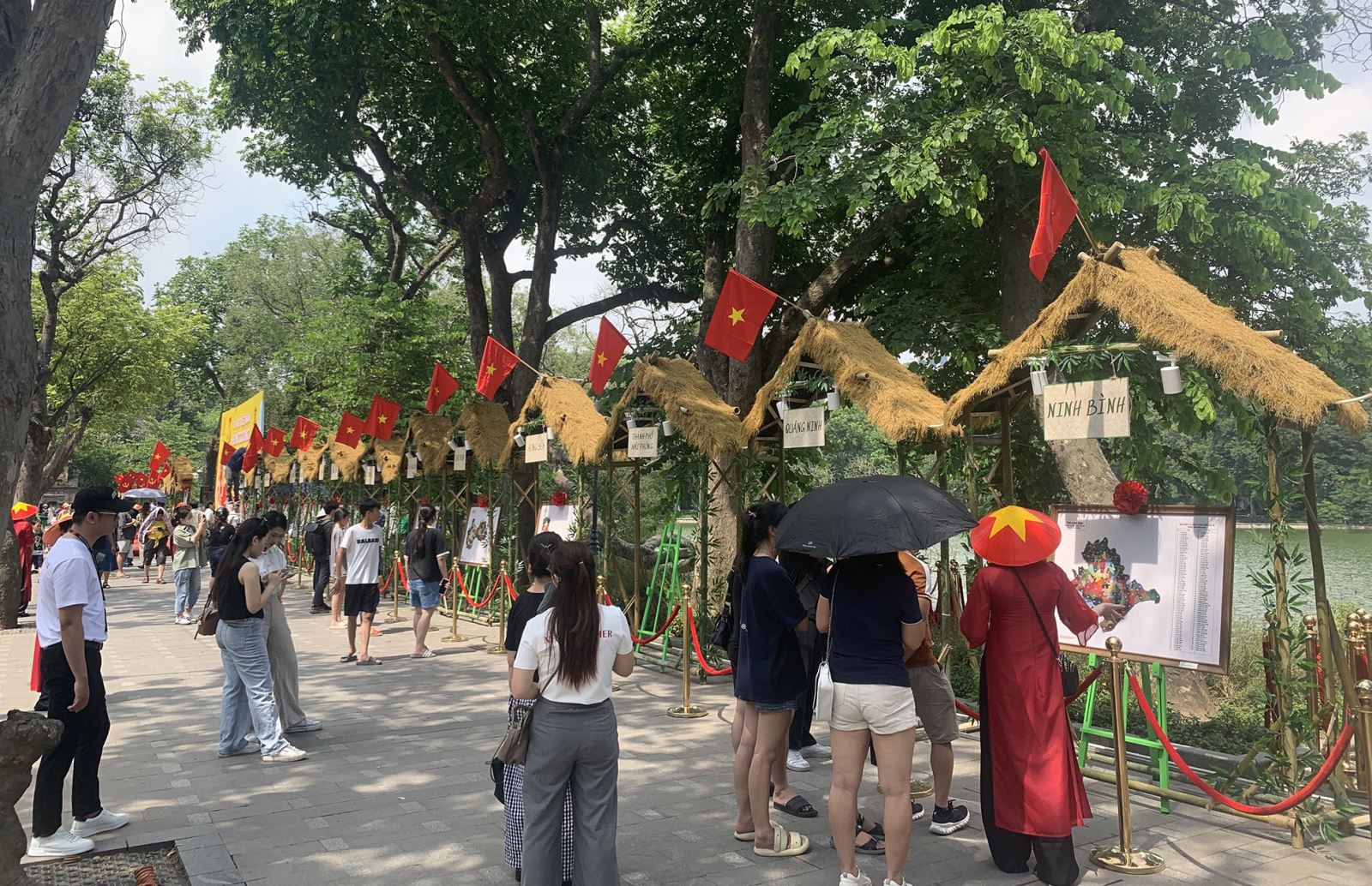 “Về chung một nhà” - Triển lãm tranh da ghi dấu hợp nhất giang sơn