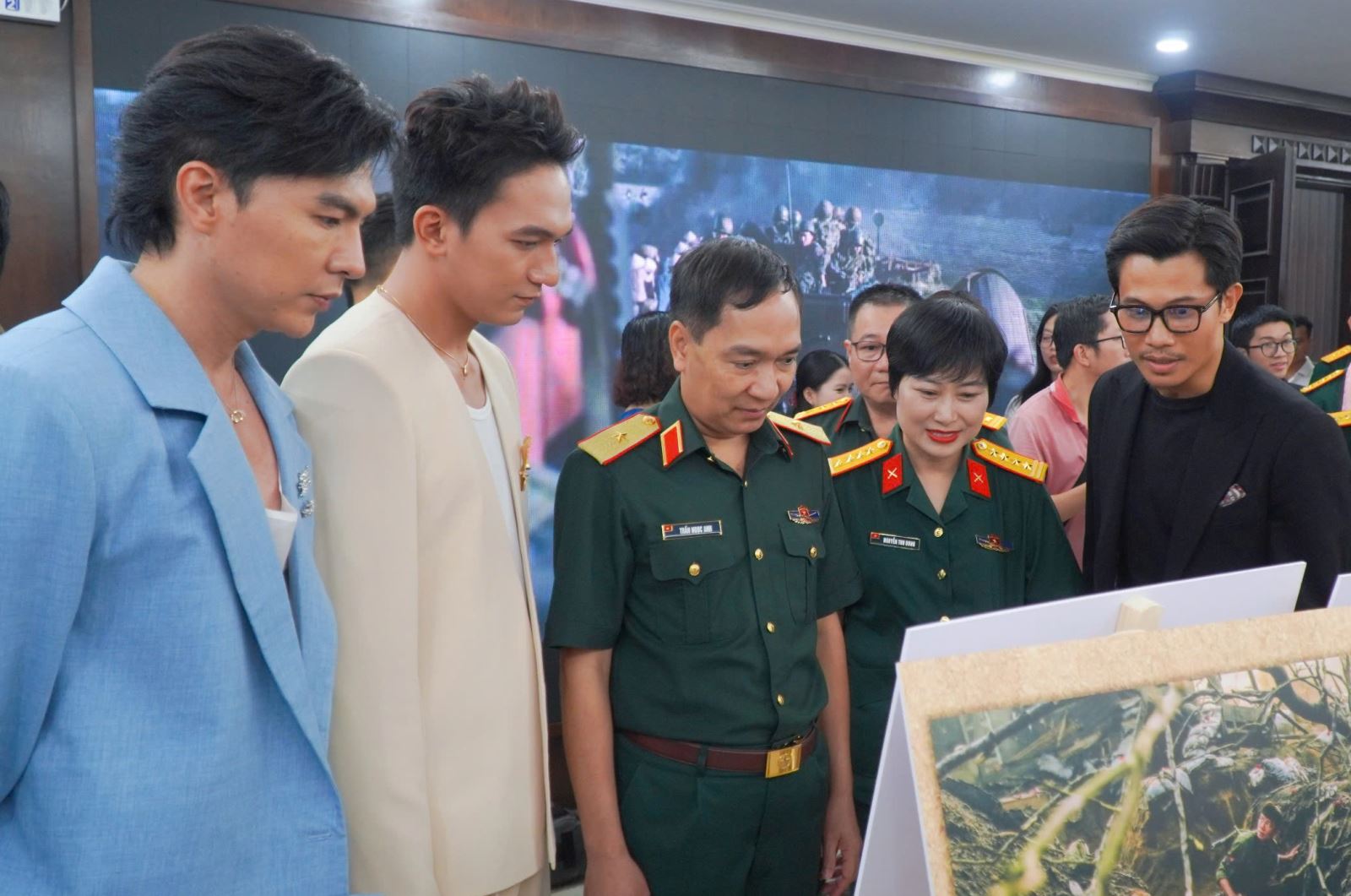 Triển lãm ảnh nghệ thuật “Mưa đỏ” - Tri ân từ khuôn hình