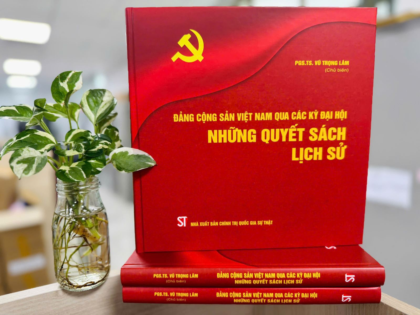 “Đảng Cộng sản Việt Nam qua các kỳ Đại hội - Những quyết sách lịch sử”: Cẩm nang lý luận về 13 kỳ Đại hội của Đảng
