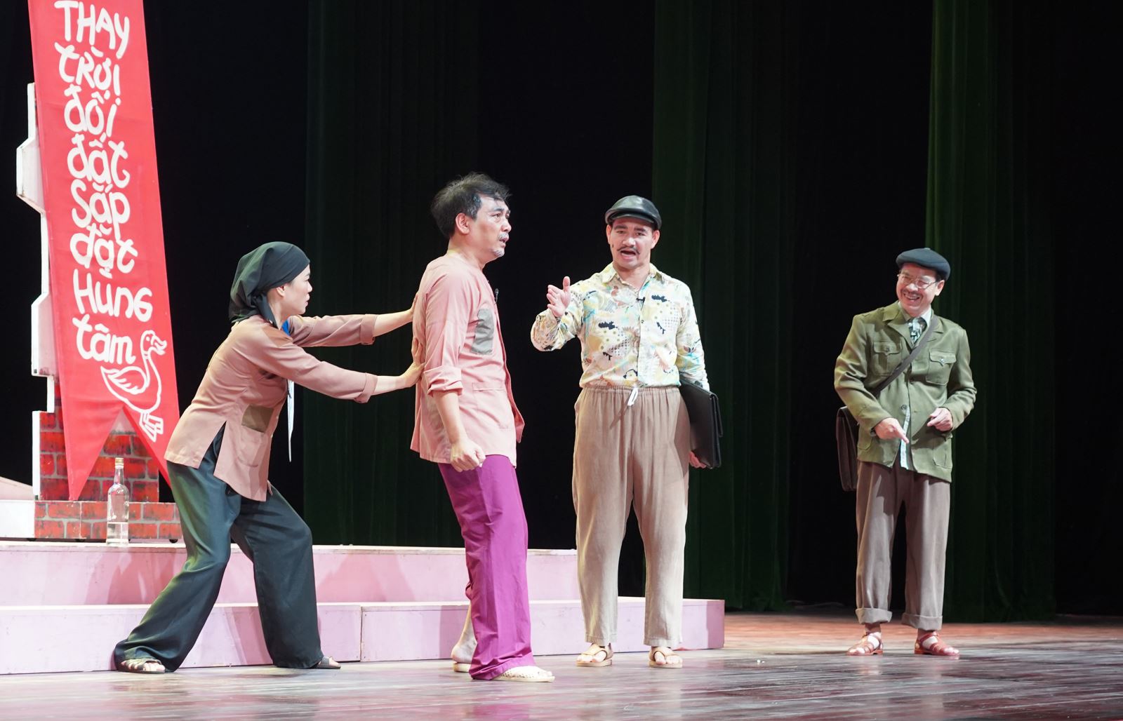 “Bệnh sĩ” trở lại với hai đêm diễn, thu hút gần 2.100 khán giả