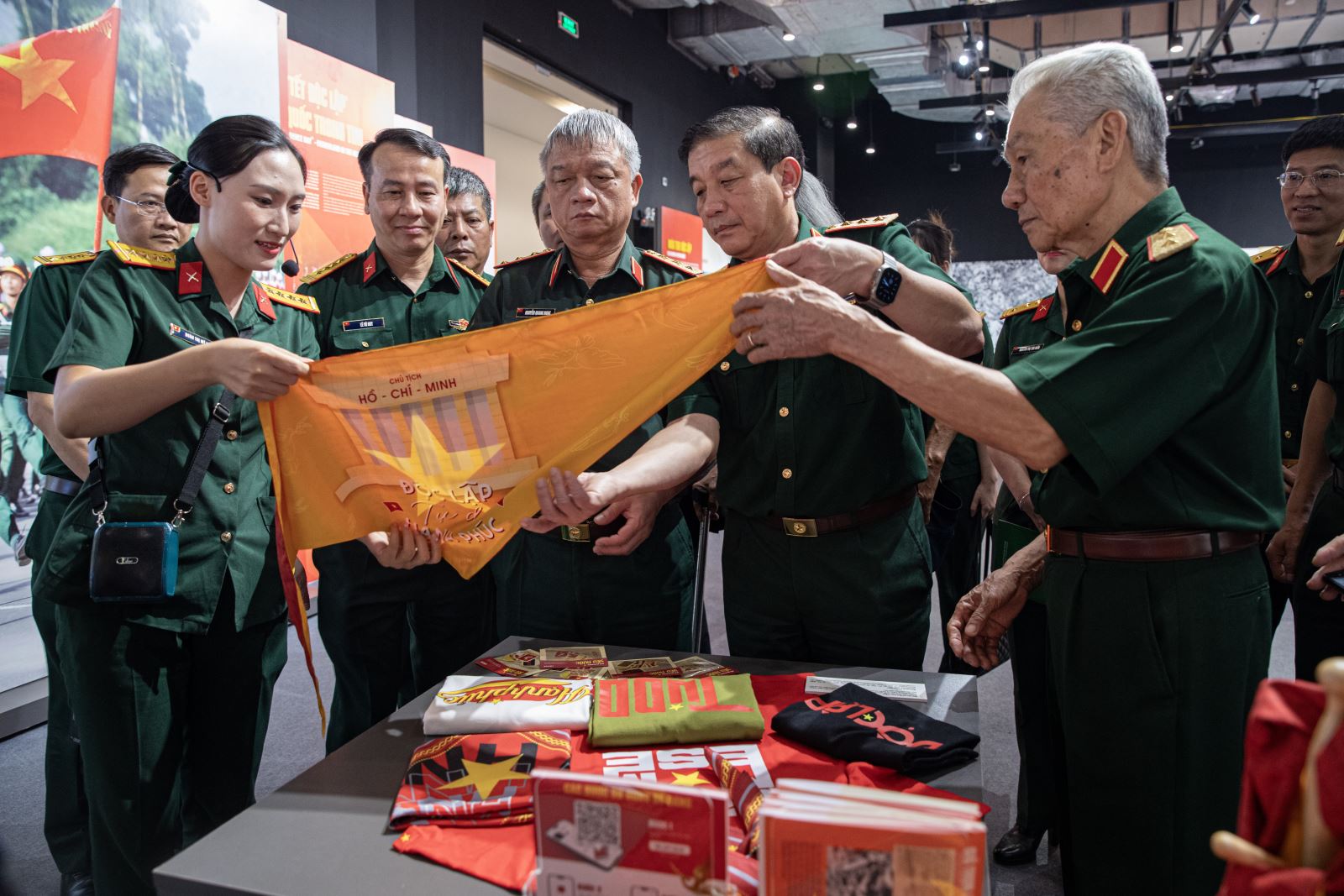 Khai mạc Triển lãm "Giữ trọn lời thề độc lập"